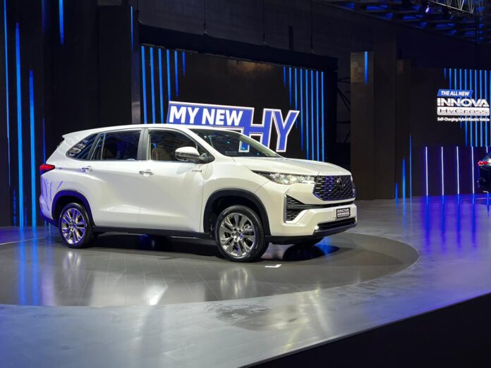 Toyota innova hycross