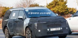 2024 Kia Carnival दिल्ली एयरपोर्ट पर हुई स्पॉट