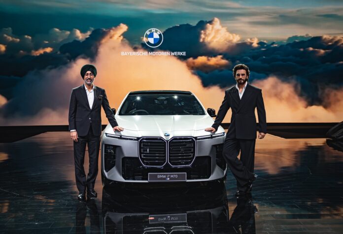 01 (L-R) Mr. Hardeep Singh Brar, President and CEO, BMW Group India and superstar Ranveer Singh with the new BMW 7